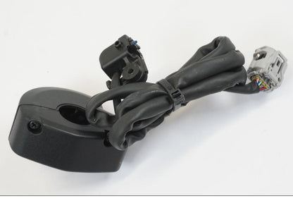 Snett nerifrån på Styrelreglage från en Triumph Trident -2021 motorcykel.