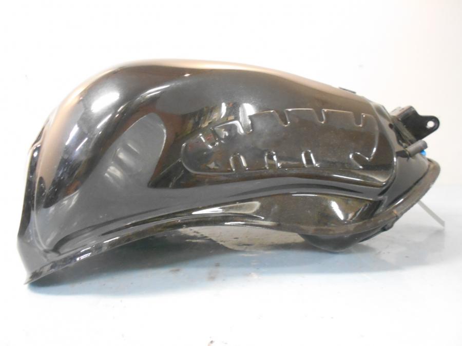 Snett nerifrån på Bensintank från en Kawasaki Z 1000 -2015 motorcykel.