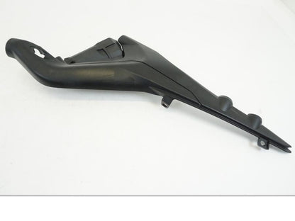 Snett nerifrån på Sidopanel från en Ducati Streetfighter V4 -2020 motorcykel.