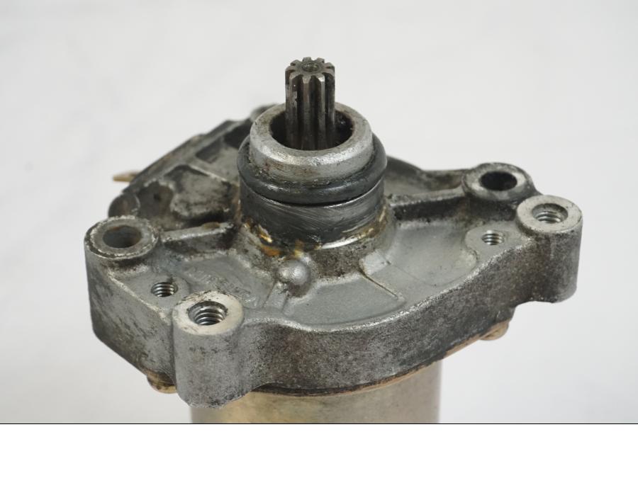 Höger sida på Startmotor från en Aprilia RS 125 -2000 motorcykel.