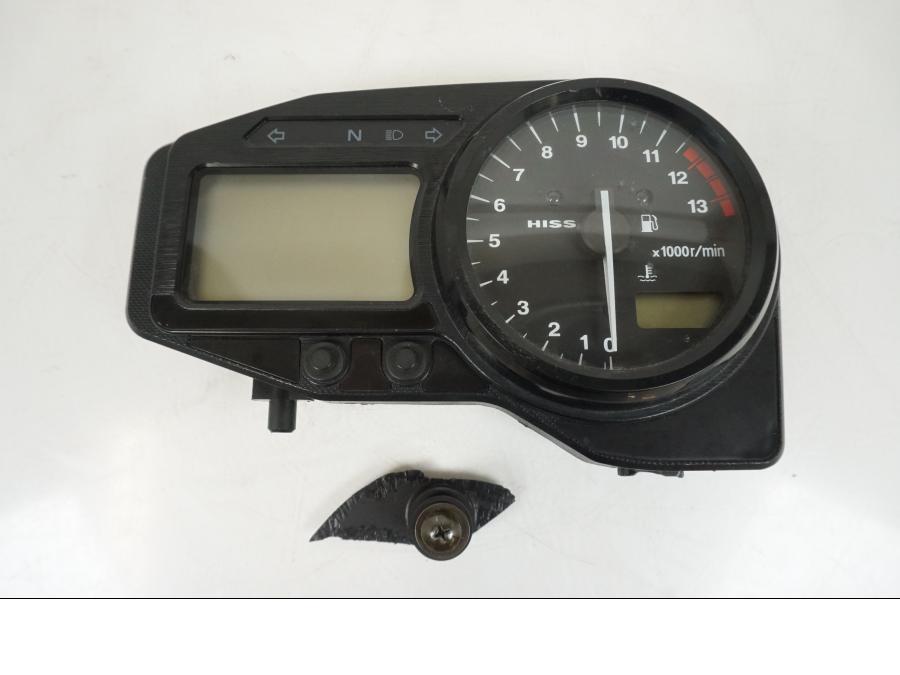 Framsidan på <p>Instrumentpanel till Honda CBR 900 RR 2000.</p>

<p>Lite lacksläpp se bild 3.</p>

<p>Samt att fäste är avbrutet se bild 2 och 3.</p>

<p>Fäste på baksidan avbrutet se bilder.</p>

<p>Samt stor bit har brutits av se sista bilden.</p>

<p>Repor.</p>

<p>Okej skick.</p> motorcykel.