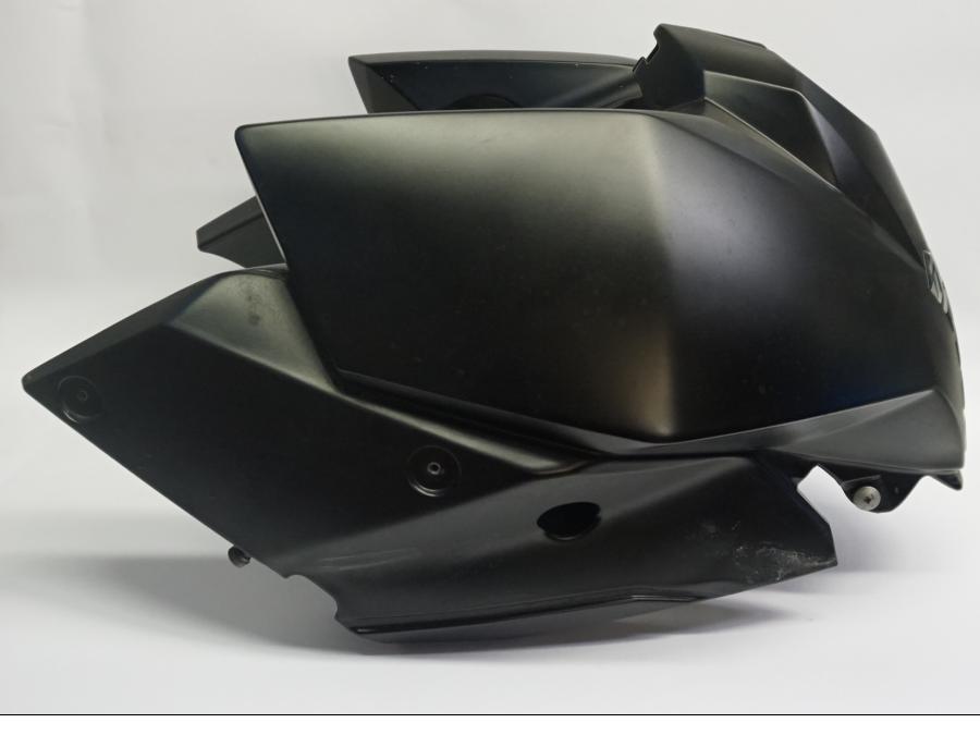 Framsidan på Bensintank från en KTM 990 SMT -2008 motorcykel.