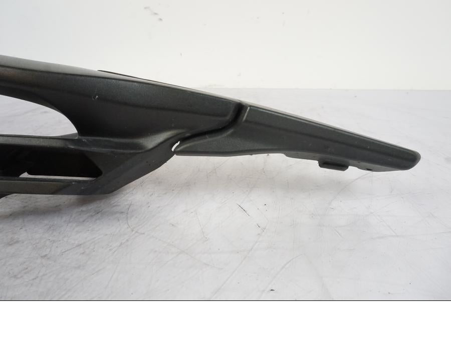 Vänster sida på Passagerarhandtag från en Kawasaki Versys 650 -2014 motorcykel.