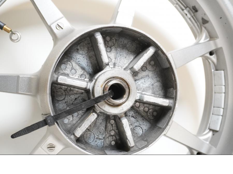 Extrabild3 på Fälg från en Yamaha XVS 1300 -2008 motorcykel.