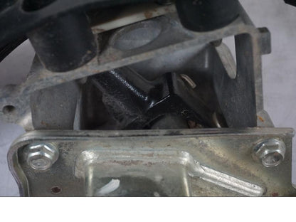 Snett nerifrån på Växelspak från en Suzuki LTA 750 XP E -2009 motorcykel.