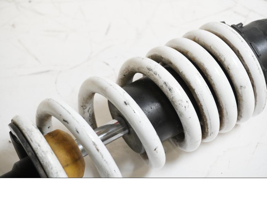 Vänster sida på Stötdämpare från en KTM 125 Duke -2013 motorcykel.