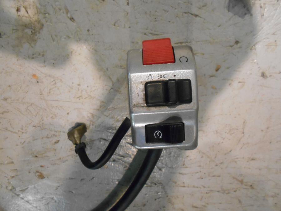 Baksidan på Styrelreglage från en Suzuki VZ 800 -1998 motorcykel.