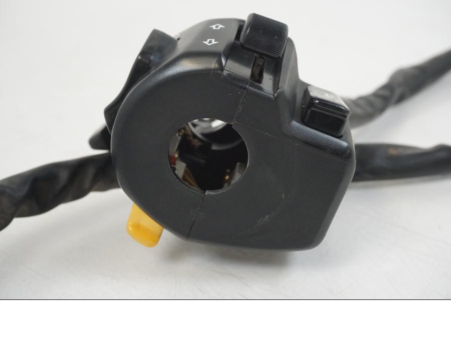 Höger sida på Styrelreglage från en Suzuki GSX-R 750 -2001 motorcykel.