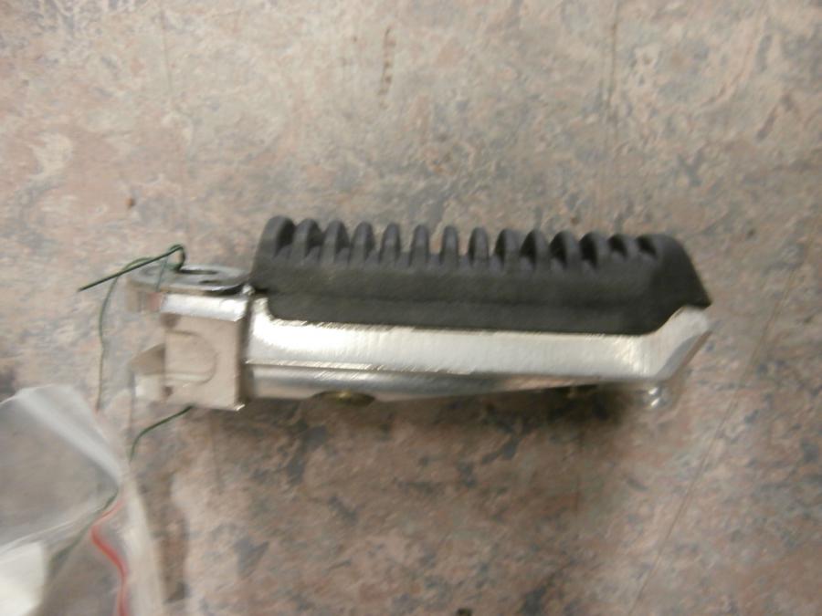 Framsidan på Fotpinne från en Suzuki GSF 1200 -2005 motorcykel.