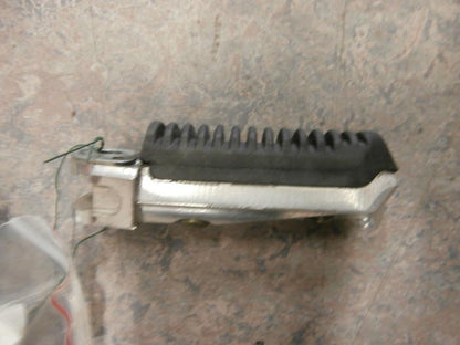 Framsidan på Fotpinne från en Suzuki GSF 1200 -2005 motorcykel.