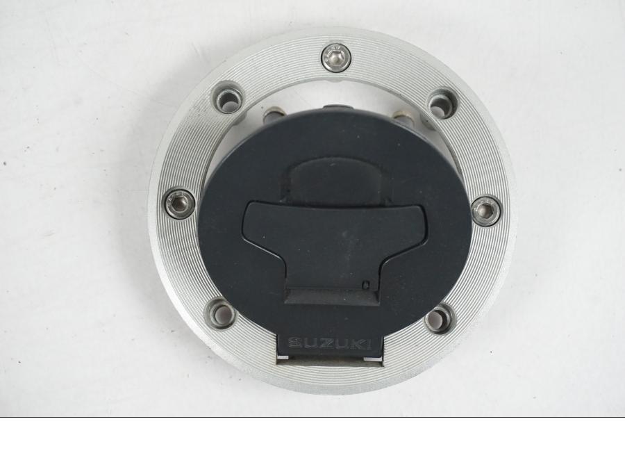 Extrabild3 på <p>Låssats från Suzuki DL 1000 2004.</p>

<p>1st nyckel, tändningslås, sadellås, tanklock och hjälmlås.</p> motorcykel.