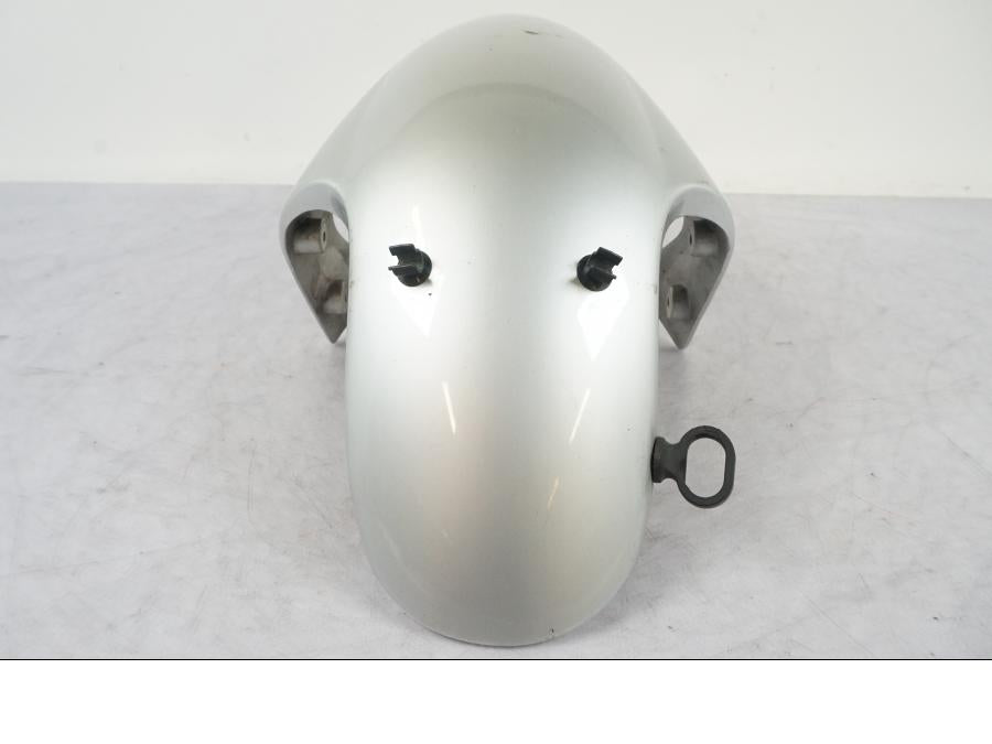 Snett nerifrån på Framskärm från en Triumph Daytona 955I -2000 motorcykel.