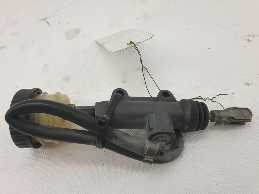 Baksidan på Bromshuvudcylinder från en BMW R 1200 GS -2006 motorcykel.