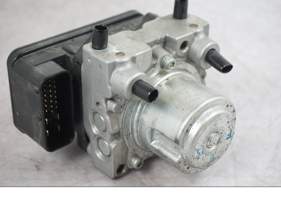 Höger sida på ABS Modulator från en Triumph Tiger -2009 motorcykel.