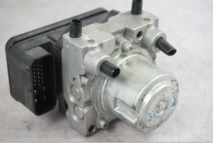 Höger sida på ABS Modulator från en Triumph Tiger -2009 motorcykel.