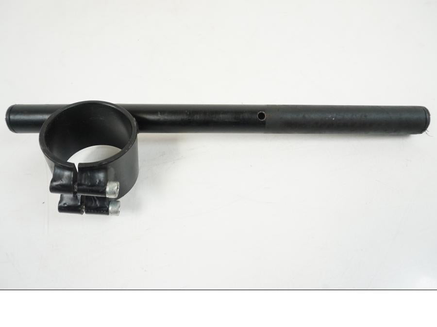 Snett nerifrån på Styre från en Aprilia RS 250 -1998 motorcykel.