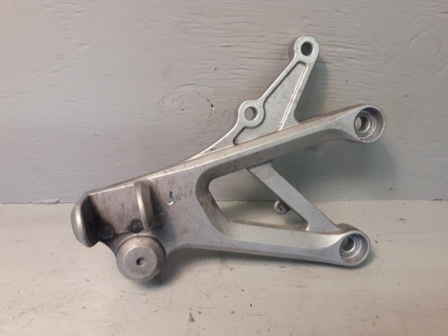 Framsidan på Fotpinnefäste från en Honda CBR 600 -1999 motorcykel.