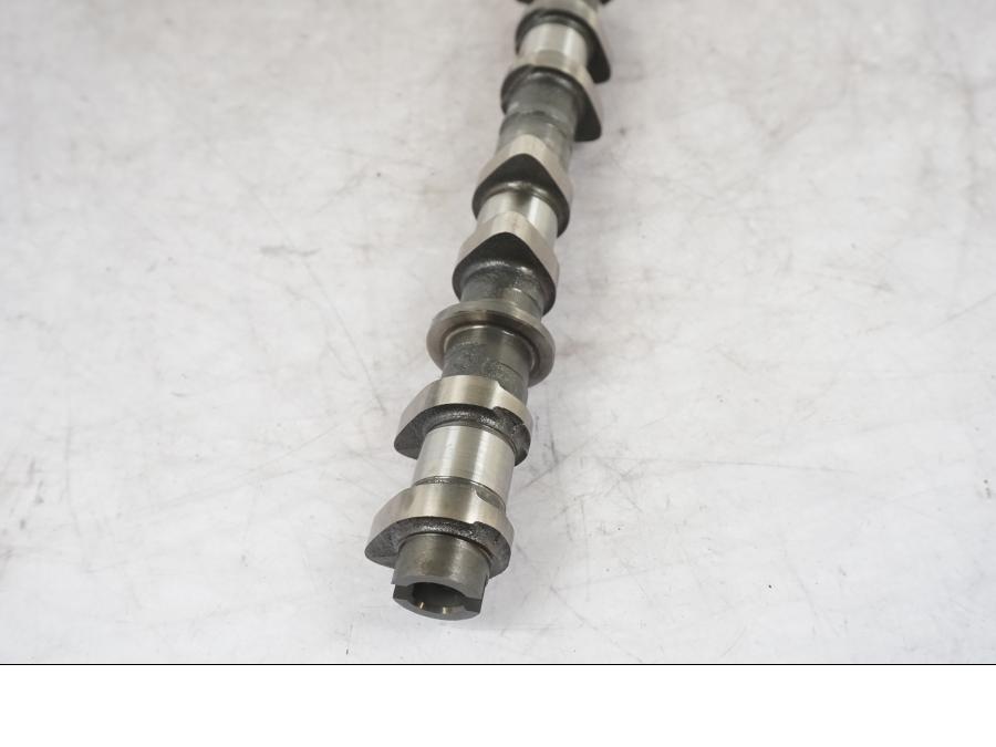 Baksidan på Kamaxel från en Triumph Tiger Explorer -2016 motorcykel.