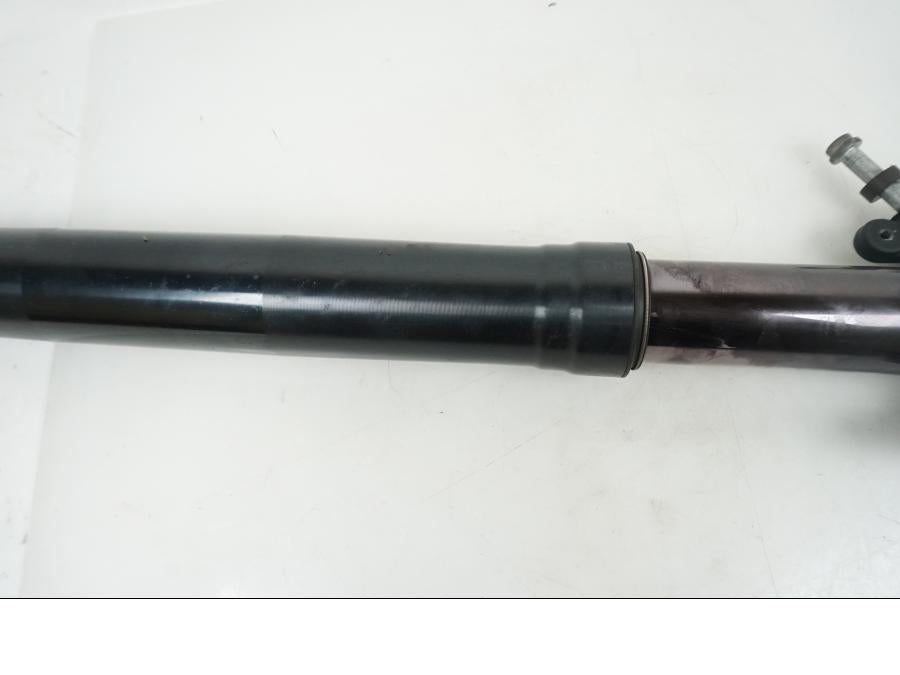 Snett nerifrån på Gaffelben från en KTM 990 Super Duke R -2010 motorcykel.