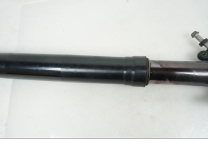 Snett nerifrån på Gaffelben från en KTM 990 Super Duke R -2010 motorcykel.