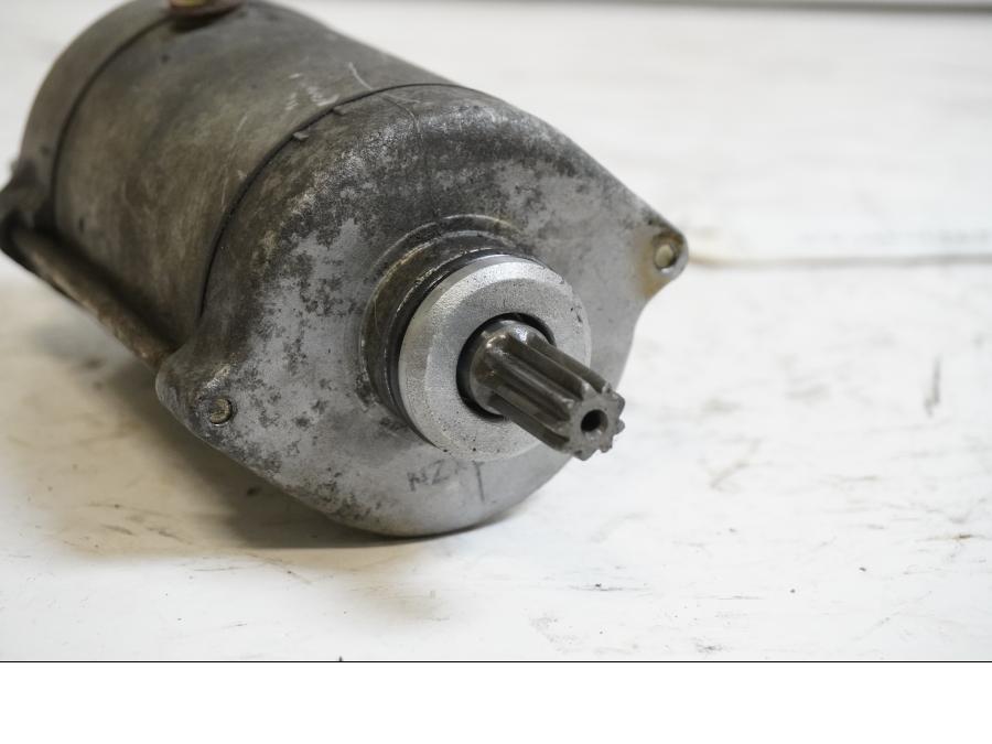 Baksidan på Startmotor från en Honda XL 1000 V -1999 motorcykel.