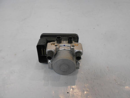 Framsidan på ABS Modulator från en Kawasaki Z 900 -2018 motorcykel.