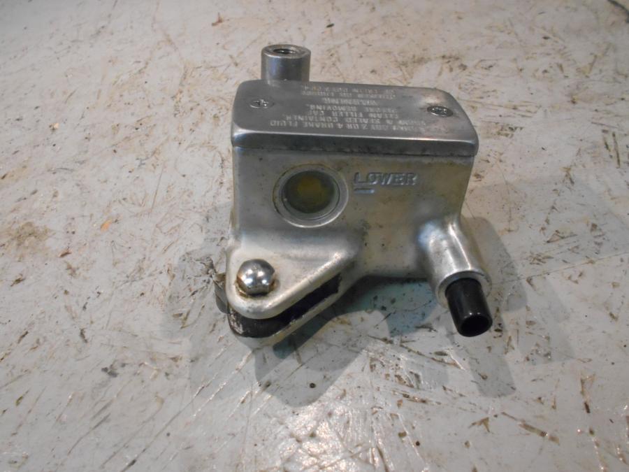 Framsidan på Bromshuvudcylinder från en Suzuki VS 750 Intruder -1986 motorcykel.