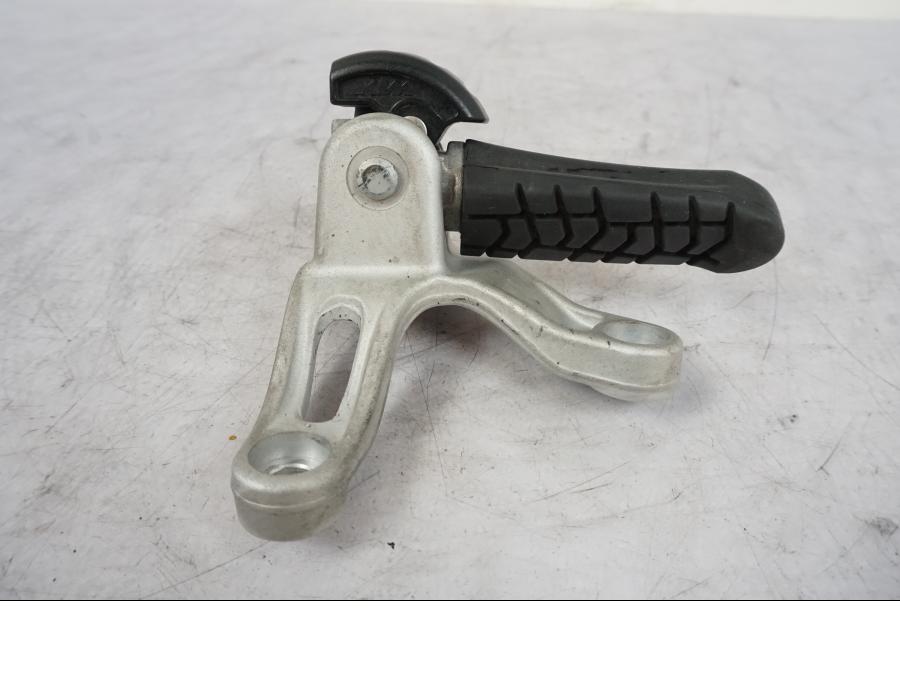 Vänster sida på Fotpinne från en KTM 690 Duke -2014 motorcykel.