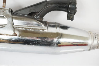 Snett nerifrån på Ljuddämpare från en Kawasaki VN 800 -1997 motorcykel.