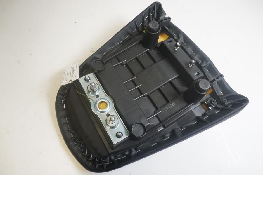 Höger sida på Sadel från en Suzuki GSF 650 -2011 motorcykel.