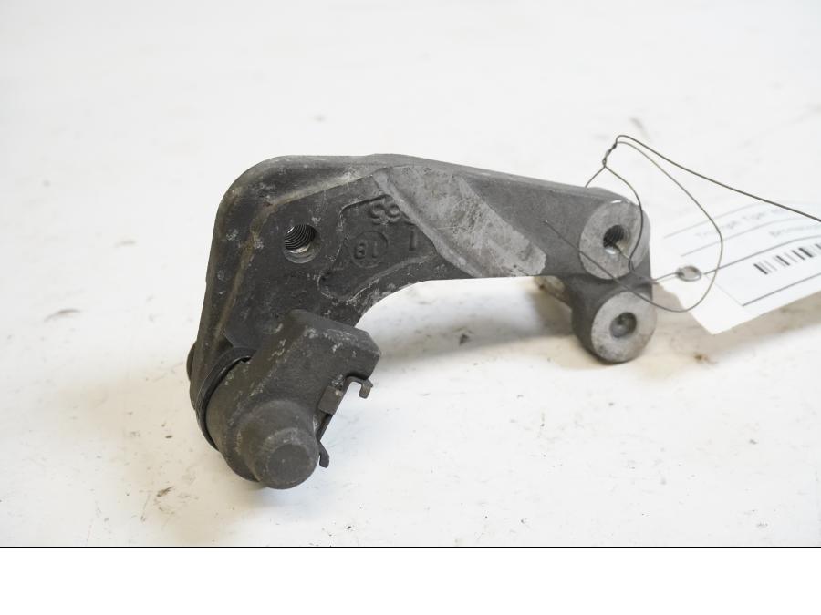 Baksidan på Bromsoksfäste från en Triumph Tiger 800 -2011 motorcykel.