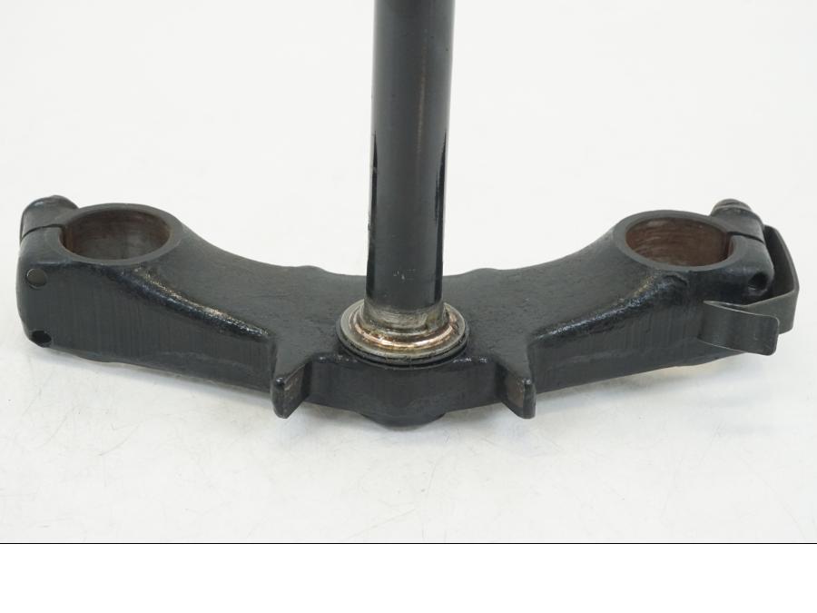 Snett nerifrån på Gaffelkrona från en Honda NSR 125 -1991 motorcykel.