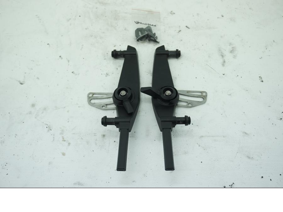 Framsidan på Vindrutefäste från en KTM 1190 Adventure -2014 motorcykel.