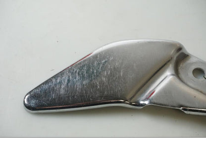 Baksidan på Fotpinnehälskydd från en Suzuki GSX 750 -2001 motorcykel.