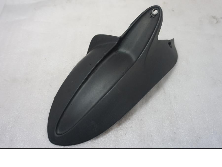 Vänster sida på Svingskärm från en Ducati Monster 796 -2013 motorcykel.