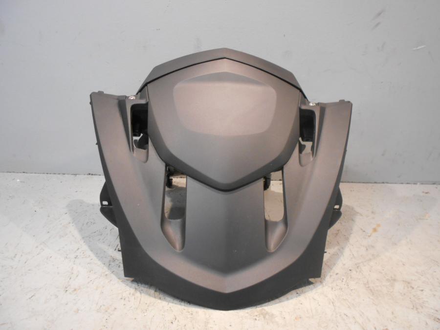 Framsidan på Toppkåpsinsida från en BMW K 1600 -2015 motorcykel.