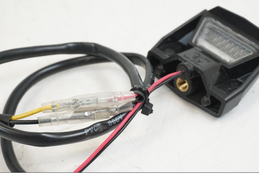 Vänster sida på Skyltbelysning från en Yamaha YZF R7 -2022 motorcykel.