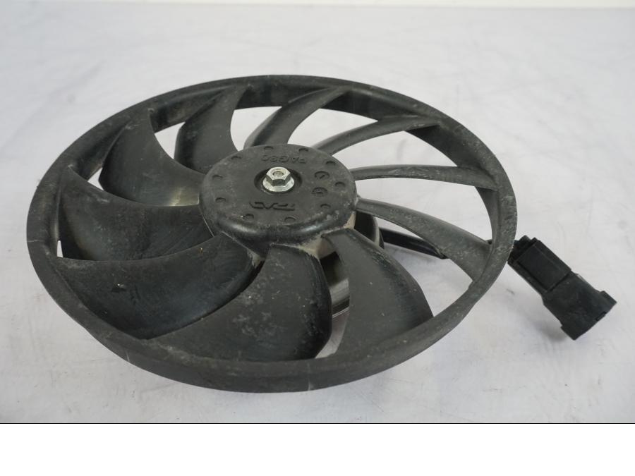 Baksidan på Vattenkylfläkt från en Honda VFR 1200 -2010 motorcykel.