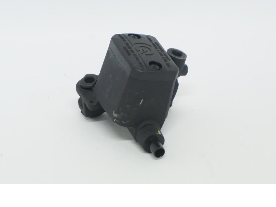 Snett nerifrån på Bromshuvudcylinder från en Ducati Desert X -2022 motorcykel.