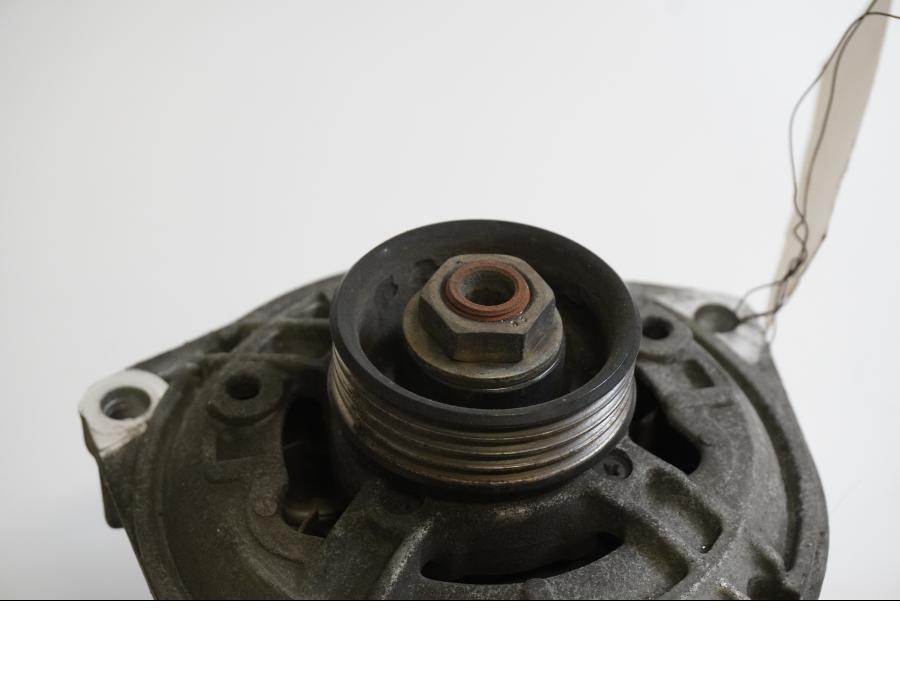 Baksidan på Generator från en BMW R 1100 RT -2000 motorcykel.