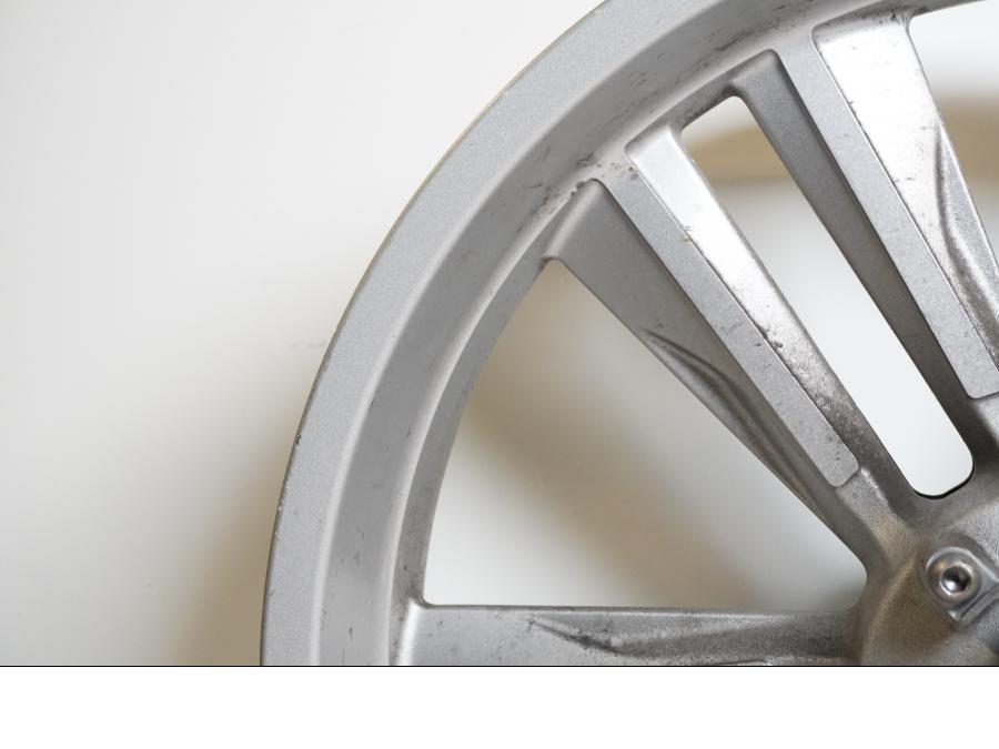 Snett nerifrån på Fälg från en Honda CTX 1300 -2014 motorcykel.