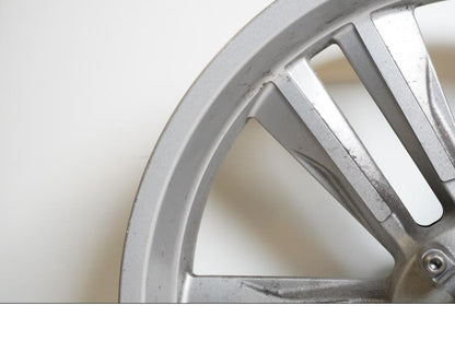 Snett nerifrån på Fälg från en Honda CTX 1300 -2014 motorcykel.