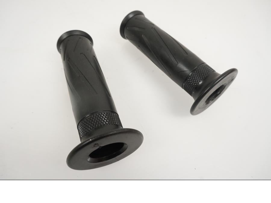 Snett nerifrån på Handtag från en Yamaha Tracer 700 -2018 motorcykel.