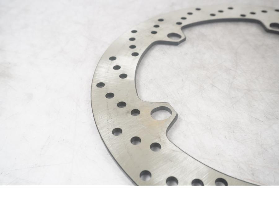 Baksidan på Bromsskiva från en BMW R 1100 S -2001 motorcykel.