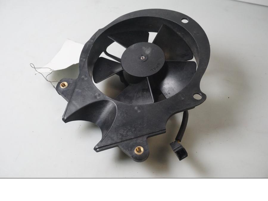 Framsidan på Vattenkylfläkt från en Buell XB 12 R -2004 motorcykel.