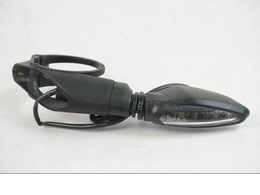 Framsidan på Blinkers LED från en KTM 1290 Super Duke R -2022 motorcykel.