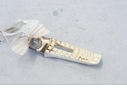 Snett nerifrån på Fotpinne från en Suzuki GSX 1300 BK -2008 motorcykel.