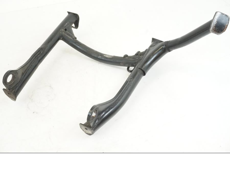 Snett nerifrån på Centralstöd från en Honda VFR 800 -2003 motorcykel.