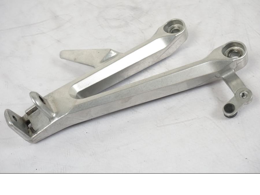 Baksidan på Fotpinnefäste från en Honda CBR 1000 RR -2007 motorcykel.