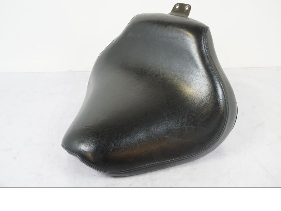 Framsidan på Sadel från en Yamaha XVS 1100 -2000 motorcykel.